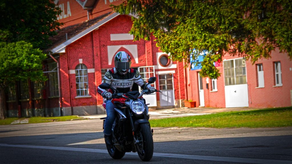mv-agusta-brutale-800-prova-test-29