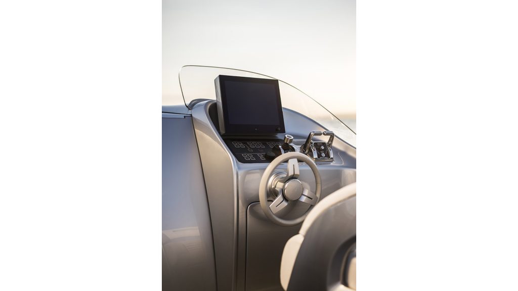 silver-arrows-marine-arrow460-granturismo-mercedes-benz