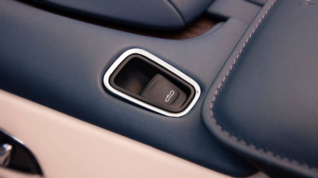 aston-martin-db11-volante