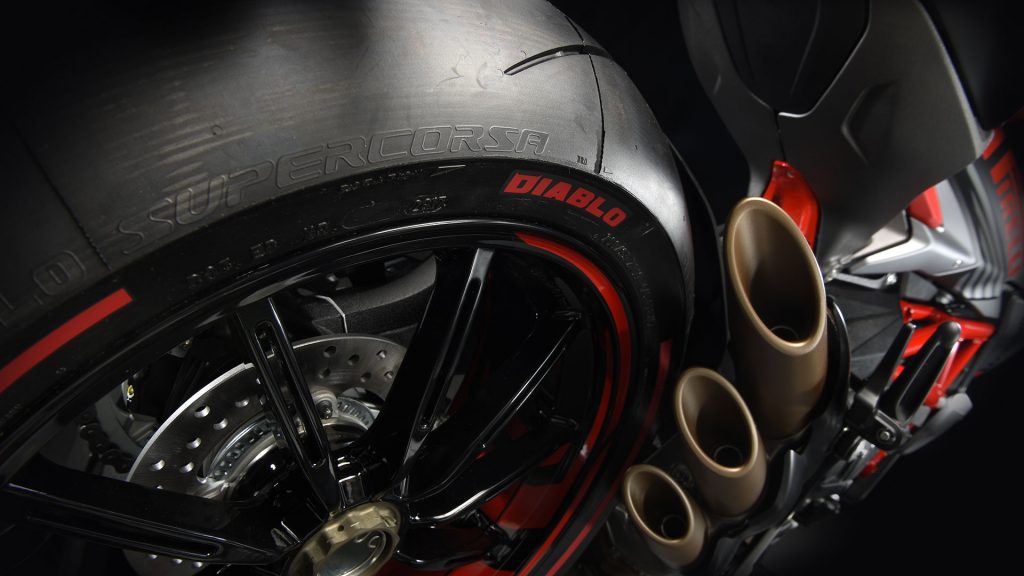mv-agusta-brutale-800-rr-pirelli