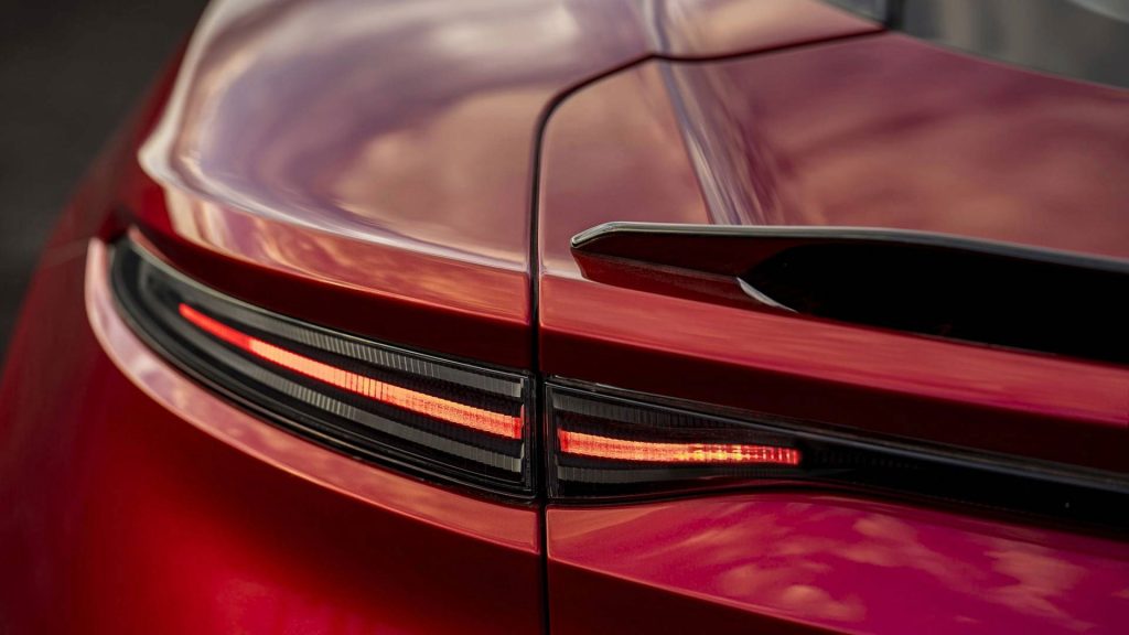 aston-martin-dbs-superleggera