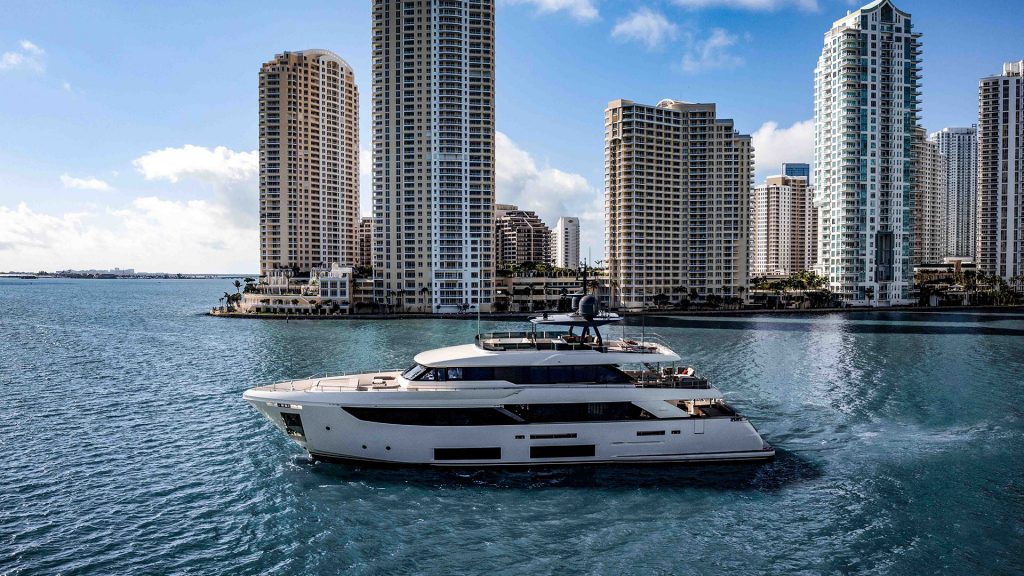 ferretti-yachts-custom-line-navetta-33