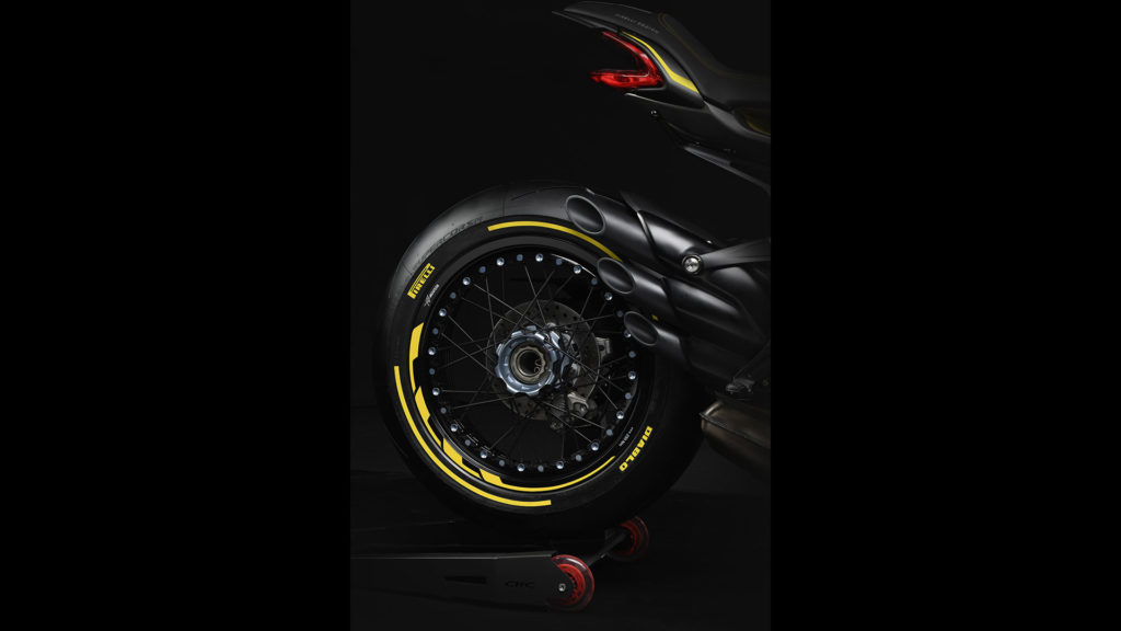 mv-agusta-dragster-800-rr-pirelli