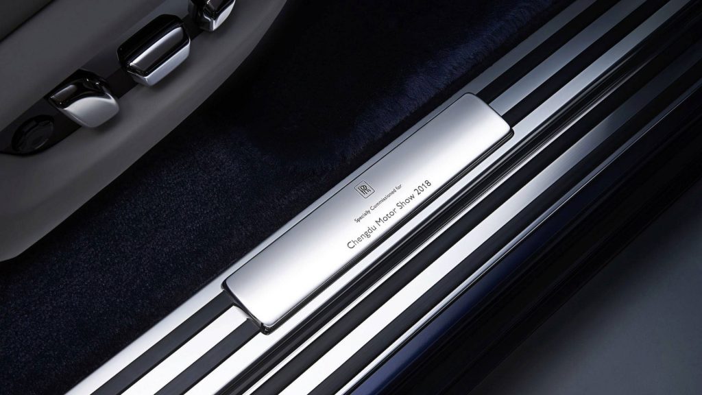 rolls-royce-phantom-passo-lungo-privacy-suite