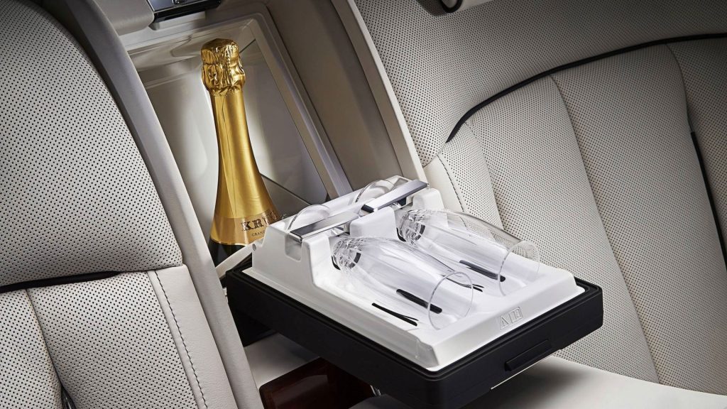 rolls-royce-phantom-passo-lungo-privacy-suite