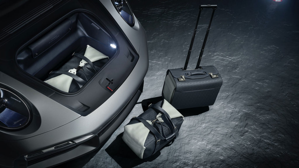 embraer-phenom-300e-porsche-911-turbo-s-duet