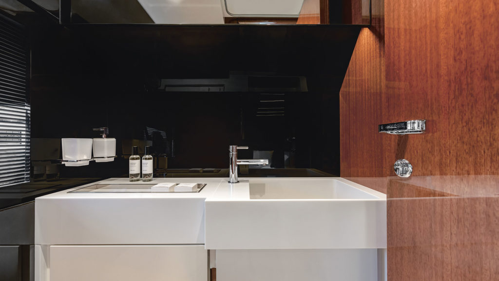 riva-56'-rivale-hard-top