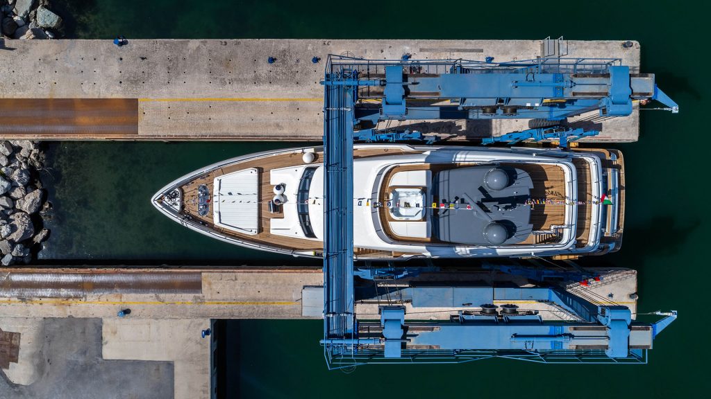 ferretti-yacht-custom-line-navetta-33