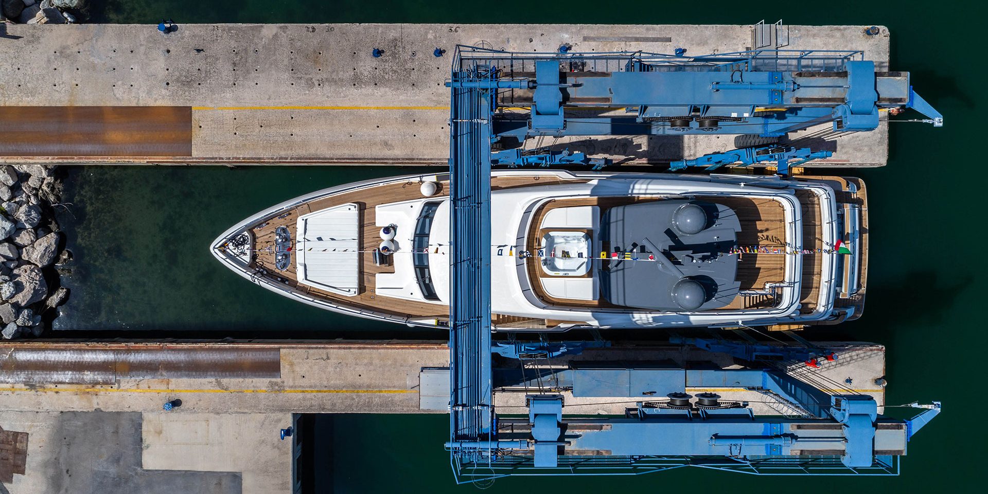 ferretti-yacht-custom-line-navetta-33