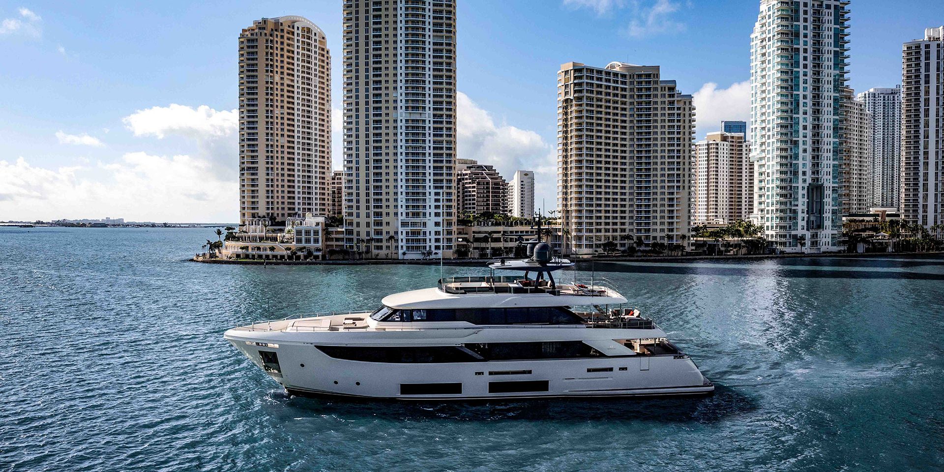 ferretti-yachts-custom-line-navetta-33