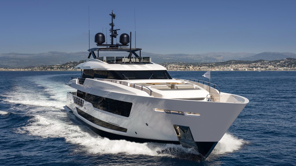 ferretti-yachts-custom-line-140