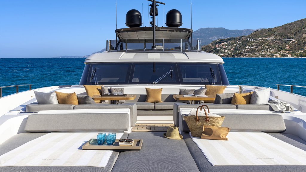 ferretti-yachts-custom-line-140