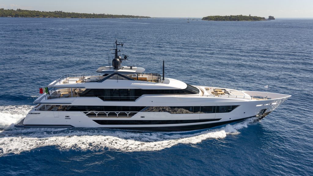 ferretti-yachts-custom-line-140