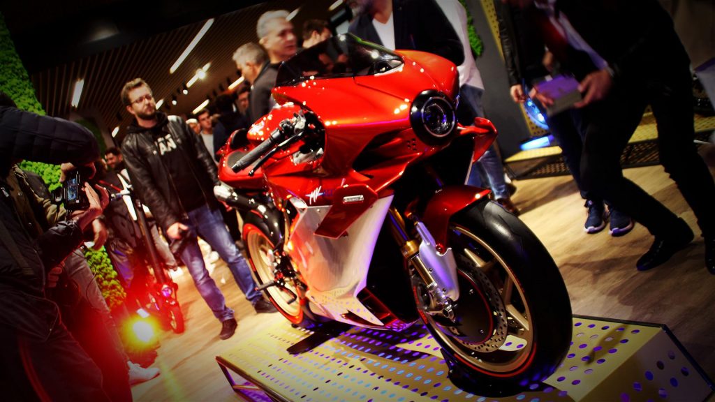 mv-agusta-superveloce-1000-serie-oro-live-(1)