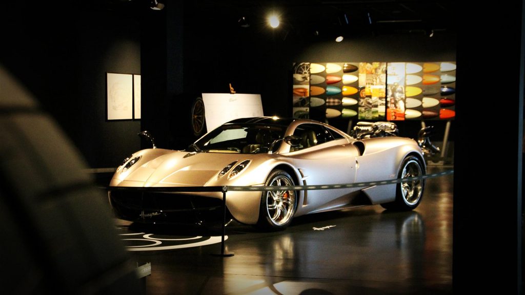 pagani-mostra-torino-25-anni-di-cuore-mani-e-passione-zonda-huayra-utopia