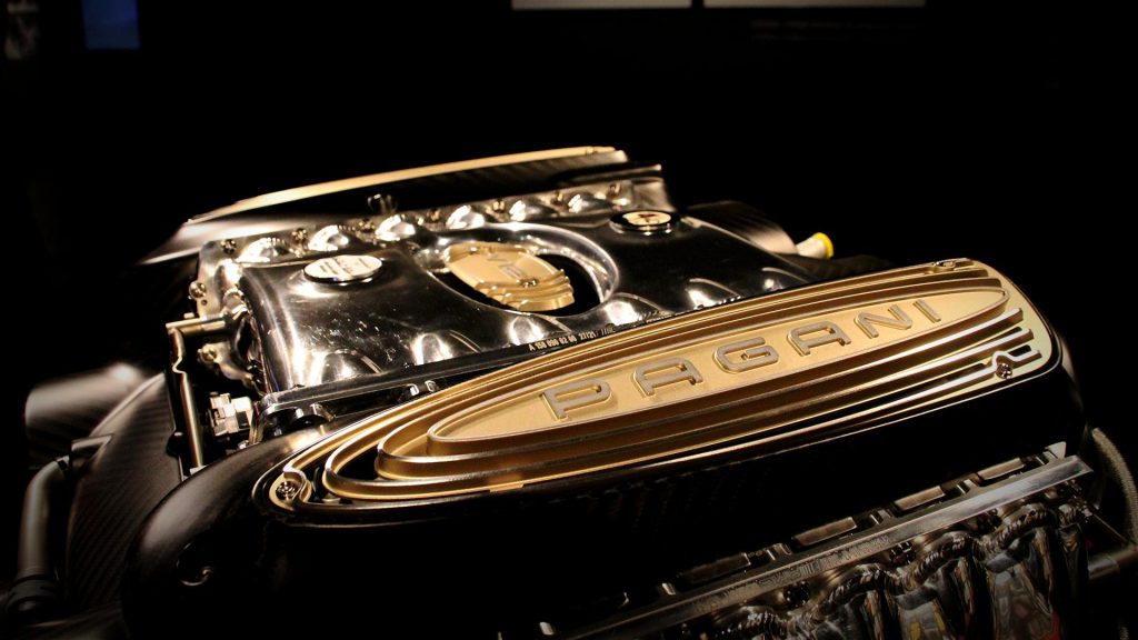 pagani-mostra-torino-25-anni-di-cuore-mani-e-passione-zonda-huayra-utopia