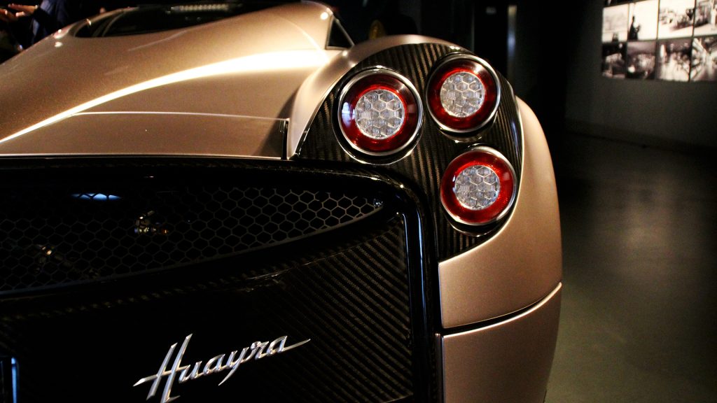 pagani-mostra-torino-25-anni-di-cuore-mani-e-passione-zonda-huayra-utopia