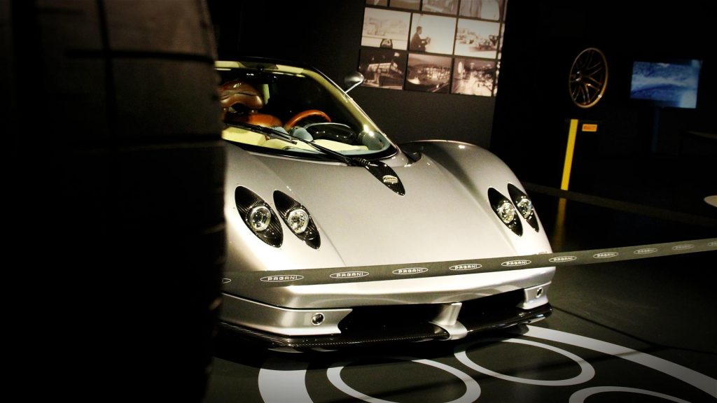 pagani-mostra-torino-25-anni-di-cuore-mani-e-passione-zonda-huayra-utopia