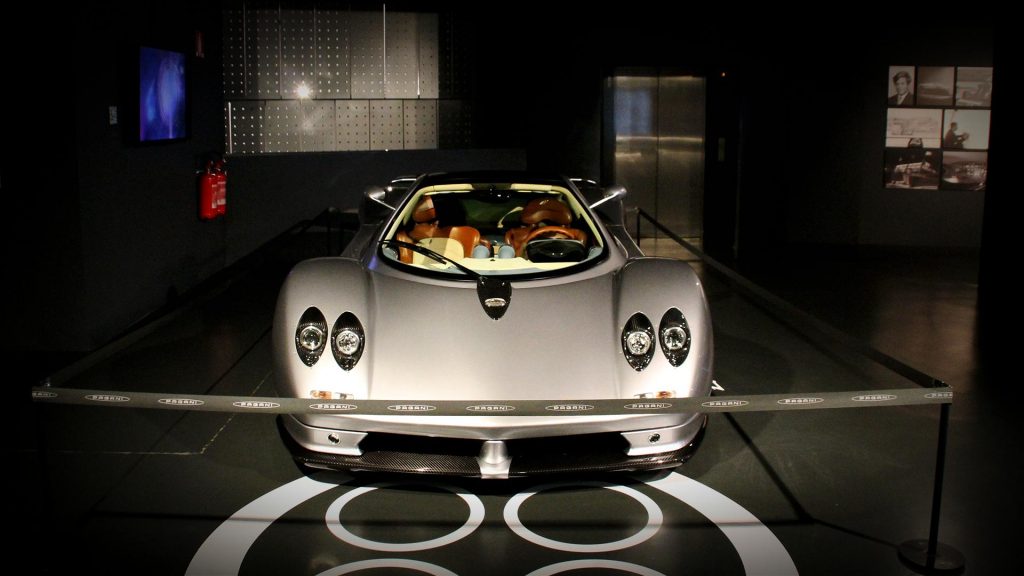 pagani-mostra-torino-25-anni-di-cuore-mani-e-passione-zonda-huayra-utopia