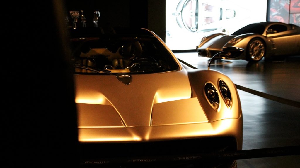 pagani-mostra-torino-25-anni-di-cuore-mani-e-passione-zonda-huayra-utopia