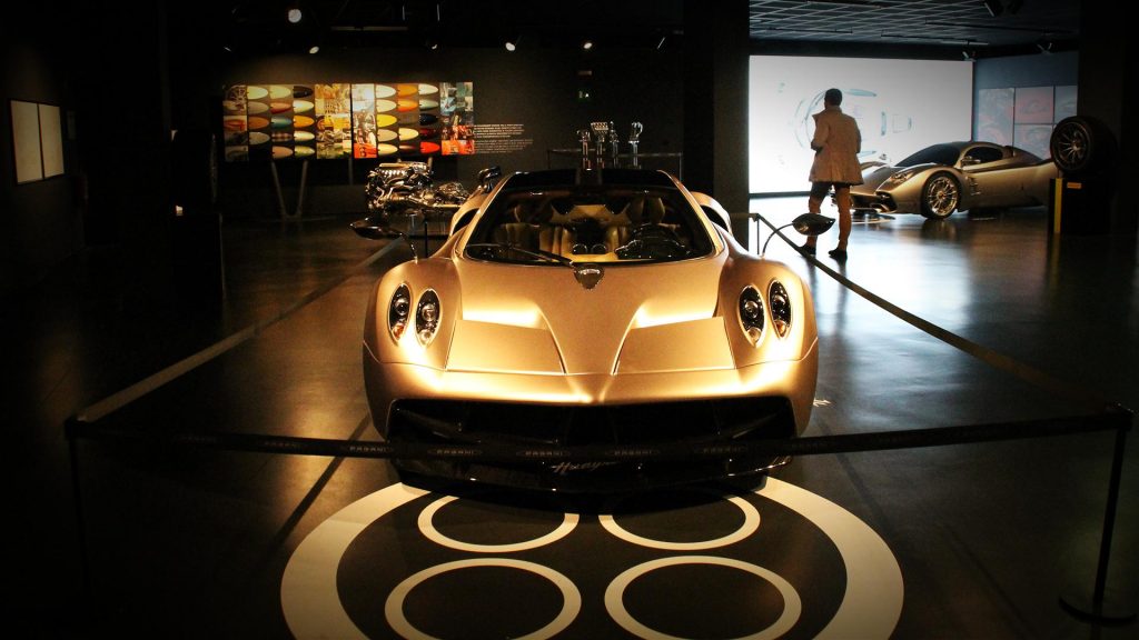 pagani-mostra-torino-25-anni-di-cuore-mani-e-passione-zonda-huayra-utopia