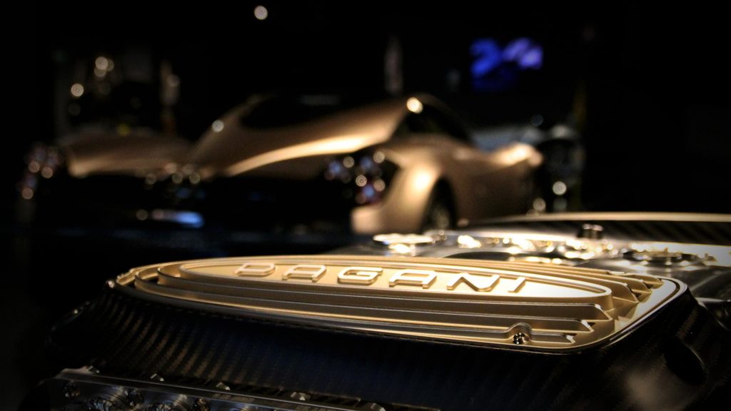 pagani-mostra-torino-25-anni-di-cuore-mani-e-passione-zonda-huayra-utopia