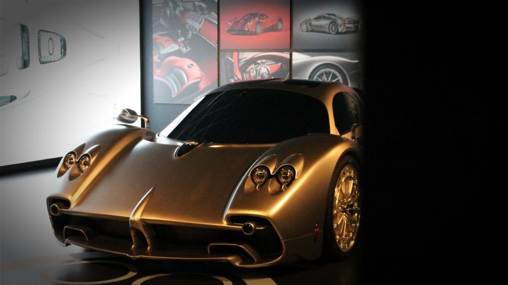 pagani-mostra-torino-25-anni-di-cuore-mani-e-passione-zonda-huayra-utopia