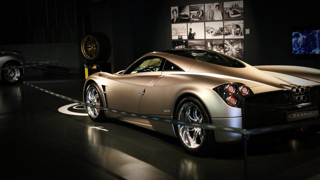 pagani-mostra-torino-25-anni-di-cuore-mani-e-passione-zonda-huayra-utopia