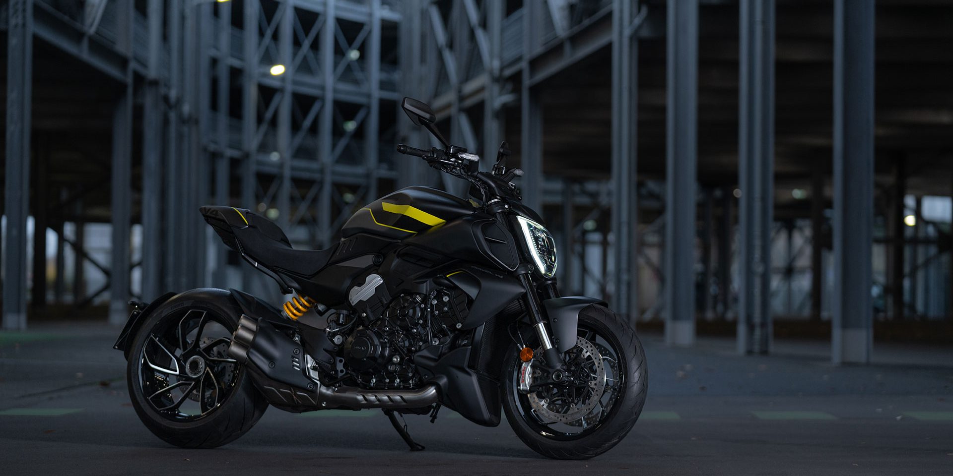 ducati-diavel-v4-black-roadster